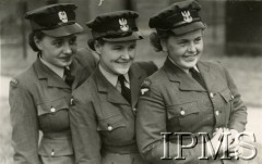 1943, Redcar, Anglia, Wielka Brytania.
Trzy ochotniczki Pomocniczej Lotniczej Służby Kobiet. 
Fot. Keystone, Instytut Polski i Muzeum im. gen. Sikorskiego w Londynie. [szuflada 30 - PWSK]