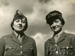 28.03.1943,  Falkirk, Szkocja, Wielka Brytania.
Promocja II kursu Pomocniczej Wojskowej Służby Kobiet.  Po lewej płk. Maria Leśniakowa.
Fot. NN, Instytut Polski i Muzeum im. gen. Sikorskiego w Londynie [sygn. 33247, szuflada 30 - PWSK]