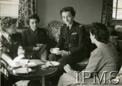 1941-1945, Wielka Brytania.
W środku, trzymająca filiżankę, porucznik Anna Leska.
Fot. NN, Instytut Polski i Muzeum im. gen. Sikorskiego w Londynie [Sygn. 8824, szuflada 30 - PWSK]