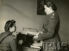 1942-1945, prawdopodobnie Londyn, Anglia, Wielka Brytania.
Komendantka Pomocniczej Wojskowej Służby Kobiet pułkownik Maria Leśniakowa. 
Fot. NN, Instytut Polski i Muzeum im. gen. Sikorskiego w Londynie [Sygn. 14484, szuflada 30 - PWSK]