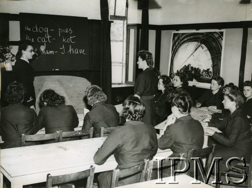 1945, Woodford, Wielka Brytania.
Pierwsza lekcja angielskiego ochotniczek Pomocniczej Morskiej Służby Kobiet. 
Fot. Keystone, Instytut Polski i Muzeum im. gen. Sikorskiego w Londynie. [szuflada 30 - PWSK]