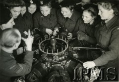 Styczeń 1945, Wielka Brytania.
Kurs mechaników samolotowych Pomocniczej Lotniczej Służby Kobiet. Kursantki poznają budowę silnika lotniczego. 
Fot. NN, Instytut Polski i Muzeum im. gen. Sikorskiego w Londynie [szuflada 30 - PWSK]