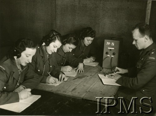 16.02.1943, Włochy.
Kurs łączności Pomocniczej Wojskowej Służby Kobiet.
Fot. NN, Instytut Polski i Muzeum im. gen. Sikorskiego w Londynie [Sygn. 33166, szuflada 30 - PWSK]