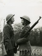 1942-1946, prawdopodobnie Szkocja, Wielka Brytania.
Dwie żołnierki Pomocniczej Służby Kobiet. 
Fot. NN, Instytut Polski i Muzeum im. gen. Sikorskiego w Londynie [szuflada 30 - PWSK]