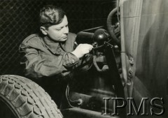 1942-1946, brak miejsca.
Ochotniczka Pomocniczej Służby Kobiet naprawiająca ciężarówkę.
Fot. NN, Instytut Polski i Muzeum im. gen. Sikorskiego w Londynie [sygn. 13696, szuflada 30 - PWSK]