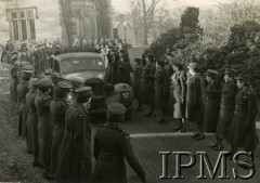 02.12.1942, Falkirk, Szkocja, Wielka Brytania.
Odjazd generała Mieczysława Boruty-Spiechowicza po przysiędze Pomocniczej Służby Kobiet.
Fot. NN, Instytut Polski i Muzeum im. gen. Sikorskiego w Londynie [Sygn. 32961, szuflada 30 - PWSK]