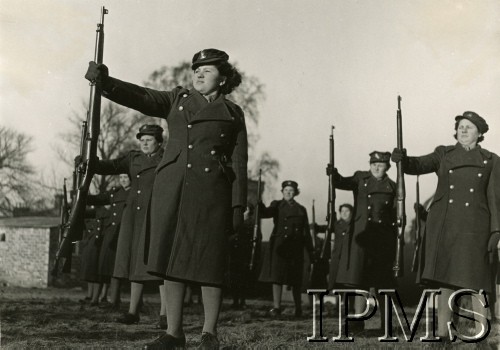 02.12.1942, Falkirk, Szkocja, Wielka Brytania.
Ćwiczenia z musztry Pomocniczej Służby Kobiet.
Fot. NN, Instytut Polski i Muzeum im. gen. Sikorskiego w Londynie [Sygn. 32973, szuflada 30 - PWSK]