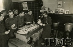 1942-1946, brak miejsca.
Żołnierka Pomocniczej Służby Kobiet wydaje herbatę polskim żołnierzom.
Fot. NN, Instytut Polski i Muzeum im. gen. Sikorskiego w Londynie [sygn. 19017, szuflada 30 - PWSK]