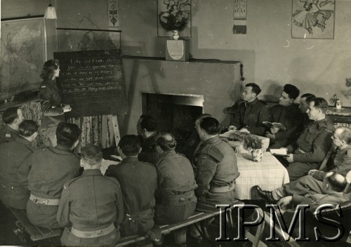 1942-1946, brak miejsca.
Żołnierka Pomocniczej Służby Kobiet prowadzi lekcje angielskiego dla polskich żołnierzy.
Fot. NN, Instytut Polski i Muzeum im. gen. Sikorskiego w Londynie [sygn. 19018, szuflada 30 - PWSK]
