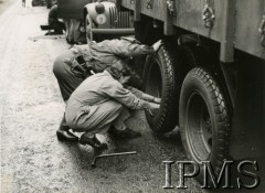 1942, Teheran, Iran.
Kurs kierowczyń Pomocniczej Służby Kobiet. Kobieta pod okiem instruktora zmienia koło w ciężarówce.
Fot. NN, Instytut Polski i Muzeum im. gen. Sikorskiego w Londynie [Sygn. 30579, szuflada 30 - PWSK]