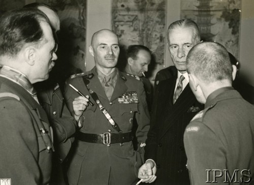 Lata 40., Londyn, Anglia, Wielka Brytania.
Na zdjęciu od lewej: NN, gen. Władysław Anders, prezydent Władysław Raczkiewicz, z prawej (tyłem) gen. Marian Kukiel.
Fot. NN, Instytut Polski i Muzeum im. gen. Sikorskiego w Londynie
