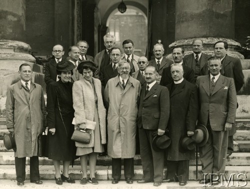 Lata 40., Londyn, Anglia, Wielka Brytania.
Grupa osób na schodach przed budynkiem, w środku stoi prof. Stanisław Grabski.
Fot. NN, Instytut Polski i Muzeum im. gen. Sikorskiego w Londynie