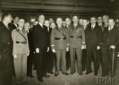 22.04.1942, Londyn, Anglia, Wielka Brytania.
Uczestnicy śniadania w hotelu Dorchester, stoją od lewej: ambasador Edward Raczyński, gen. Stanisław Kopański, prezydent Władysław Raczkiewicz, Stanisław Mikołajczyk, major Jerzy Zaremba, gen. Izydor Modelski, gen. Władysław Sikorski, gen. Tadeusz Klimecki, Karol Popiel, gen. Władysław Anders, rtm. Jerzy Klimkowski, Wacław Komarnicki, prof. Stanisław Grabski, gen. Stanisław Ujejski, gen. Bronisław Regulski, gen. Józef Haller.
Fot. NN, Instytut Polski i Muzeum im. gen. Sikorskiego w Londynie