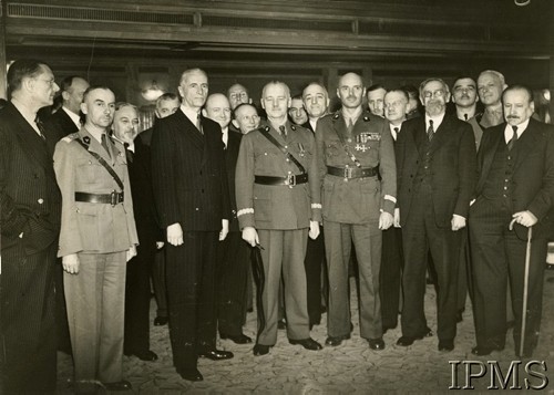 22.04.1942, Londyn, Anglia, Wielka Brytania.
Uczestnicy śniadania w hotelu Dorchester, stoją od lewej: ambasador Edward Raczyński, gen. Stanisław Kopański, prezydent Władysław Raczkiewicz, Stanisław Mikołajczyk, major Jerzy Zaremba, gen. Izydor Modelski, gen. Władysław Sikorski, gen. Tadeusz Klimecki, Karol Popiel, gen. Władysław Anders, rtm. Jerzy Klimkowski, Wacław Komarnicki, prof. Stanisław Grabski, gen. Stanisław Ujejski, gen. Bronisław Regulski, gen. Józef Haller.
Fot. NN, Instytut Polski i Muzeum im. gen. Sikorskiego w Londynie