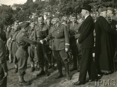 1940-1943, brak miejsca.
Gen. Władysław Sikorski wizytuje polskie oddziały. Obok Sikorskiego stoją: gen. Tadeusz Klimecki, prezydent Władysław Raczkiewicz i biskup polowy Wojska Polskiego Józef Gawlina.
Fot. NN, Instytut Polski i Muzeum im. gen. Sikorskiego w Londynie [sygn. 4102]