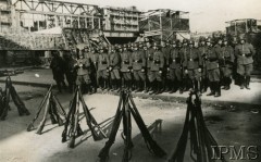 Wrzesień-październik 1939, Warszawa, Polska.
Pierwsze oddziały policji niemieckiej pozują do fotografii na tle budynku spalonego w czerwcu 1939 r. Dworca Głównego. Na pierwszym planie karabiny ustawione w kozły.
Fot. NN, Instytut Polski i Muzeum im. gen. Sikorskiego w Londynie [sygn. 20463]