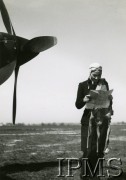 12.02.1943, Wielka Brytania.
Polskie lotniczki transportowe, Stanisława Wojtulanis obok Spitfire'a.
Fot. NN, Instytut Polski i Muzeum im. gen. Sikorskiego w Londynie [sygn. 8827]