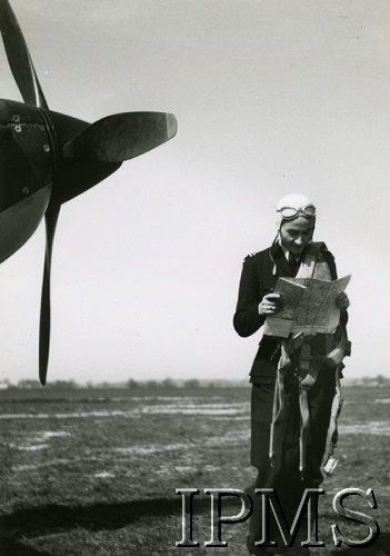 12.02.1943, Wielka Brytania.
Polskie lotniczki transportowe, Stanisława Wojtulanis obok Spitfire'a.
Fot. NN, Instytut Polski i Muzeum im. gen. Sikorskiego w Londynie [sygn. 8827]