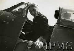 12.02.1943, Wielka Brytania.
Polskie lotniczki transportowe, Stanisława Wojtulanis w kabinie Spitfire'a.
Fot. NN, Instytut Polski i Muzeum im. gen. Sikorskiego w Londynie [sygn. 8839]
