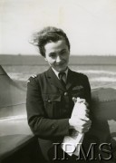 12.02.1943, Wielka Brytania.
Polskie lotniczki transportowe, Stanisława Wojtulanis obok Spitfire'a.
Fot. NN, Instytut Polski i Muzeum im. gen. Sikorskiego w Londynie [sygn. 8830]