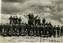 9.05.1945, Althorn, Niemcy
Piloci dywizjonów 302, 308 i 317 w składzie 131 Skrzydła Myśliwskiego. Fotografia zrobiona w Dniu Zwycięstwa.
Fot. NN, Instytut Polski i Muzeum im. gen. Sikorskiego w Londynie