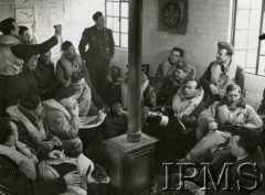 Marzec 1941, Ternhill, Anglia, Wielka Brytania.
Lotnicy 306 Dywizjonu Myśliwskiego, pod oknem z prawej siedzi kpt. Władysław Nowak, por. Marian Skalski, za nim stoi por. Franciszek Skiba, strzałką do tarczy rzuca ppor. Henryk Pietrzak. Pod tarczą siedzi sierż. Leon Kosmowski. Pierwszy od lewej (z psem na kolanach) siedzi sierż. Stanisław Wieprzkowicz, za nim sierż. Jan Śmigielski, por. Józef Żulikowski i por. Zdzisław Langhamer.
Fot. NN, Instytut Polski i Muzeum im. gen. Sikorskiego w Londynie [sygn. 4755]
