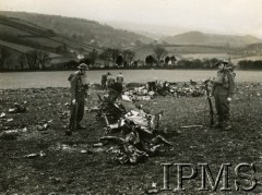 1940-1943, Wielka Brytania.
Szczątki niemieckiego samolotu Junkers 88, zestrzelonego nocą nad południowo-zachodnią Anglią przez polski samolot myśliwski.
Fot. NN, Instytut Polski i Muzeum im. gen. Sikorskiego w Londynie [sygn. 6369]