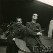 1940-1945, Wielka Brytania.
Przed hangarem, oparci o ogon myśliwca stoją: starszy sierż. Henryk Starzyński i por. Rudolf Borovec (Czech). 
Fot. NN, Instytut Polski i Muzeum im. gen. Sikorskiego w Londynie [sygn. 6594]