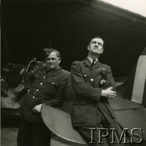 1940-1945, Wielka Brytania.
Przed hangarem, oparci o ogon myśliwca stoją: starszy sierż. Henryk Starzyński i por. Rudolf Borovec (Czech). 
Fot. NN, Instytut Polski i Muzeum im. gen. Sikorskiego w Londynie [sygn. 6594]