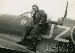1940-1943, Wielka Brytania.
Józef Jeka, pilot 306 Dywizjonu Myśliwskiego na skrzydle samolotu.
Fot. NN, Instytut Polski i Muzeum im. gen. Sikorskiego w Londynie [sygn. 1892-33]