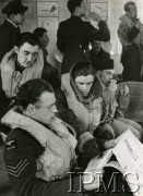 1940-1941, Wielka Brytania.
Lotnicy 306 Dywizjonu Myśliwskiego w gotowości bojowej, z gazetą siedzi sierż. Stanisław Wieprzkowicz (zginął nad Francją we wrześniu 1941), obok sierż. Jan Śmigielski, za nim (z fajką) por. Józef Żulikowski, z lewej sierż. Leon Kosmowski. Strzałkami rzuca ppor. Józef Jeka, w głębi z prawej stoi por. Edward Jankowski.
Fot. NN, Instytut Polski i Muzeum im. gen. Sikorskiego w Londynie [sygn. 4734]