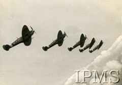 1942, Wielka Brytania.
Eskadra 303 Dywizjonu Myśliwskiego w powietrzu.
Fot. NN, Instytut Polski i Muzeum im. gen. Sikorskiego w Londynie [sygn. 7965]