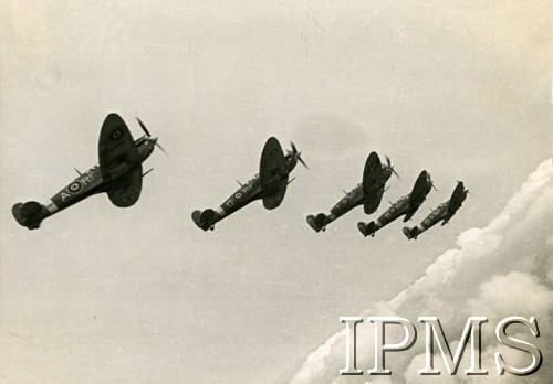 1942, Wielka Brytania.
Eskadra 303 Dywizjonu Myśliwskiego w powietrzu.
Fot. NN, Instytut Polski i Muzeum im. gen. Sikorskiego w Londynie [sygn. 7965]
