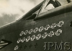 1940-1944, Wielka Brytania.
Samolot Mustang Stanisława Skalskiego, krzyże oznaczają zestrzelone samoloty Luftwaffe, z lewej widoczny fragment namalowanego proporczyka.
Fot. NN, Instytut Polski i Muzeum im. gen. Sikorskiego w Londynie [sygn. 50025]