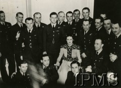 17.02.1941, Londyn, Anglia, Wielka Brytania.
Przyjęcie dla lotników 303 Dywizjonu Myśliwskiego wydane przez matkę chrzestną Dywizjonu lady Smith-Bingham w hotelu Dorchester. Na dole od lewej: por. Bohdan Mierzwa, por. Zbigniew Kustrzyński, por. Jerzy Jankiewicz, W. Wittels (członek personelu naziemnego). W środku siedzi Mrs. Jean Smith-Bingham, obok niej por. Zdzisław Henneberg. Stoją od lewej: por. Mirosław Ferić, T.B. Simm, kpt. Zygmunt Wodecki, por. Wacław Łapkowski, por. Witold Łokuciewski, por. Tadeusz Arentowicz, kpt. Jan Zumbach, Witold Żyborski (adiutant dywizjonu), por. Jan Kazimierz Daszewski, kpt. Wojciech Kołaczkowski, ppor. Wiktor Strzembosz, kpt. Wacław Wiórkiewicz, por. Bohdan Grzeszczak, L. Marsh (nauczyciel).
Fot. NN, Instytut Polski i Muzeum im. gen. Sikorskiego w Londynie [sygn. 10854]