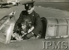 1940-1941, Wielka Brytania.
Otto Pudrycki, pilot 306 Dywizjonu Myśliwskiego w kabinie samolotu. Ostatnie przygotowania przed startem.
Fot. NN, Instytut Polski i Muzeum im. gen. Sikorskiego w Londynie [sygn. 4728]