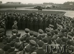 1940-1943, Wielka Brytania.
Generał Władysław Sikorski z wizytą u lotników 308 Dywizjonu Myśliwskiego.
Fot. NN, Instytut Polski i Muzeum im. gen. Sikorskiego w Londynie [sygn. 8426]