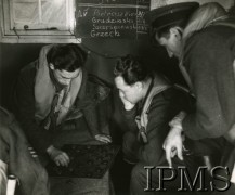 1940-1943, Wielka Brytania.
Piloci 315 Dywizjonu Myśliwskiego grają w warcaby, od lewej: Franciszek Kornicki i Jan Adamiak.
Fot. NN, Instytut Polski i Muzeum im. gen. Sikorskiego w Londynie [sygn. 8737]