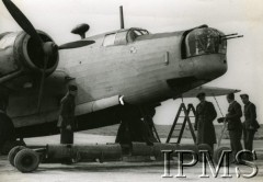 1943, Wielka Brytania.
Lotnictwo Obrony Wybrzeża, bomby głębinowe przygotowane do podwieszenia w komorze bombowej Wellingtona.
Fot. NN, Instytut Polski i Muzeum im. gen. Sikorskiego w Londynie [sygn. 14280]