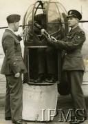 1940-1944, Blackpool, Anglia, Wielka Brytania.
Szkolenie polskich lotników, strzelec w wieżyczce samolotu służącej do ćwiczeń.
Fot. NN, Instytut Polski i Muzeum im. gen. Sikorskiego w Londynie [sygn. 4649]