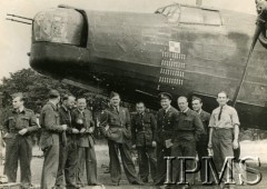 Lato 1942, Ingham, Anglia, Wielka Brytania.
Załoga bombowca i mechanicy 300 Dywizjonu Bombowego na tle Wellingtona IV - BH-K (Z1320). Na samolocie widoczne jest godło - gwiazdozbiór Krzyż Południa (pozostałość z czasu gdy maszyna ta służyła w 458 squadronie RAAF) oraz oznaczenie 41 lotów bojowych. Od lewej stoją: por. Narcyz Krupowicz (oficer techniczny 300 dywizjonu), por. pil. Tadeusz Jasiński, nn, por. Bolesław Solak (oficer łączności), por. naw. Zygmunt Szymański, nn, por. pil. Bolesław Hułas, kpt. pil. Mieczysław Wolański (dowódca eskadry 