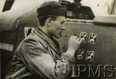 1940-1943, Wielka Brytania.
Najmłodszy mechanik z obsługi naziemnej 315 Dywizjonu Myśliwskiego maluje na burcie samolotu krzyże oznaczające zestrzelone samoloty Luftwaffe.
Fot. NN, Instytut Polski i Muzeum im. gen. Sikorskiego w Londynie [sygn. 50099]