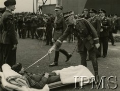 16.07.1941, Wielka Brytania.
Naczelny Wódz gen. Władysław Sikorski mianuje na stopień oficerski rannego lotnika sierż. pil. Zygmunta Popławskiego z 301 Dywizjonu 