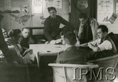 1940-1943, Wielka Brytania.
Polscy lotnicy grają w karty. Siedzą od lewej: Józef Stasik, Wacław Giermer, Ruczka (mechanik), Eugeniusz Horbaczewski (cześciowo zasłonięty), Arkadiusz Bondarczuk, Ryszard Górecki.
Fot. NN, Instytut Polski i Muzeum im. gen. Sikorskiego w Londynie [sygn. 7966]