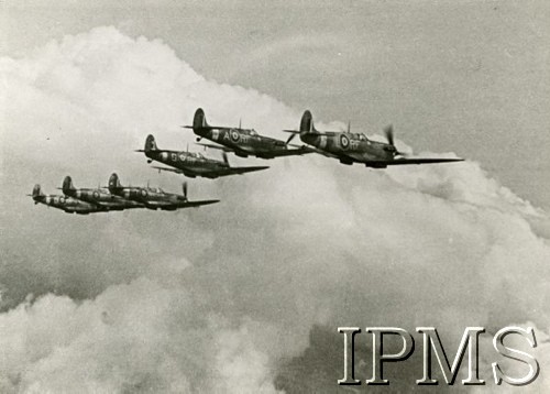 1942, Wielka Brytania.
Samoloty 303 Dywizjonu Myśliwskiego w powietrzu.
Fot. NN, Instytut Polski i Muzeum im. gen. Sikorskiego w Londynie