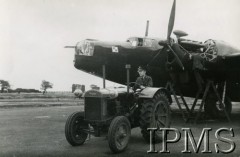 Lipiec 1942, Lindholme, Anglia, Wielka Brytania.
Dywizjon 305, mechanicy testują silnik samolotu. Na pierwszym planie traktor Fordson.
Fot. NN, Instytut Polski i Muzeum im. gen. Sikorskiego w Londynie