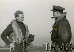 Styczeń 1942, Exeter, Anglia, Wielka Brytania.
317 Dywizjon Myśliwski. Sierż. Kazimierz Sztramko opowiada kpt. Pawłowi Niemcowi o eskortowaniu bombowców na Brest. 
Fot. NN, Instytut Polski i Muzeum im. gen. Sikorskiego w Londynie [sygn. 7413]