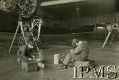 15.07.1942, Lindholme, Anglia, Wielka Brytania.
305 Dywizjon Bombowy, mechanicy podczas pracy w hangarze.
Fot. NN, Instytut Polski i Muzeum im. gen. Sikorskiego w Londynie [sygn. 739]