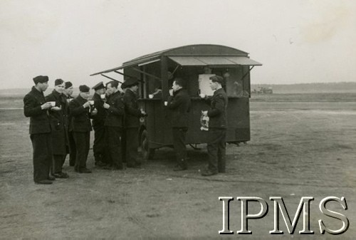 1942, Woodwale, Anglia, Wielka Brytania.
308 Dywizjon Myśliwski. Posiłek 