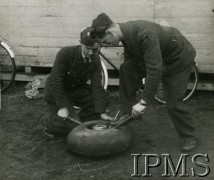 1942, Woodwale, Anglia, Wielka Brytania.
308 Dywizjon Myśliwski. Mechanicy podczas pracy.
Fot. NN, Instytut Polski i Muzeum im. gen. Sikorskiego w Londynie [sygn. 279]